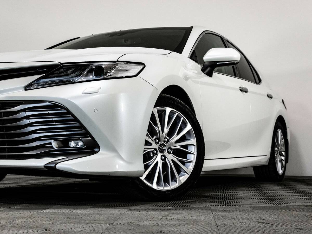Toyota Camry, 2018 - фото №2