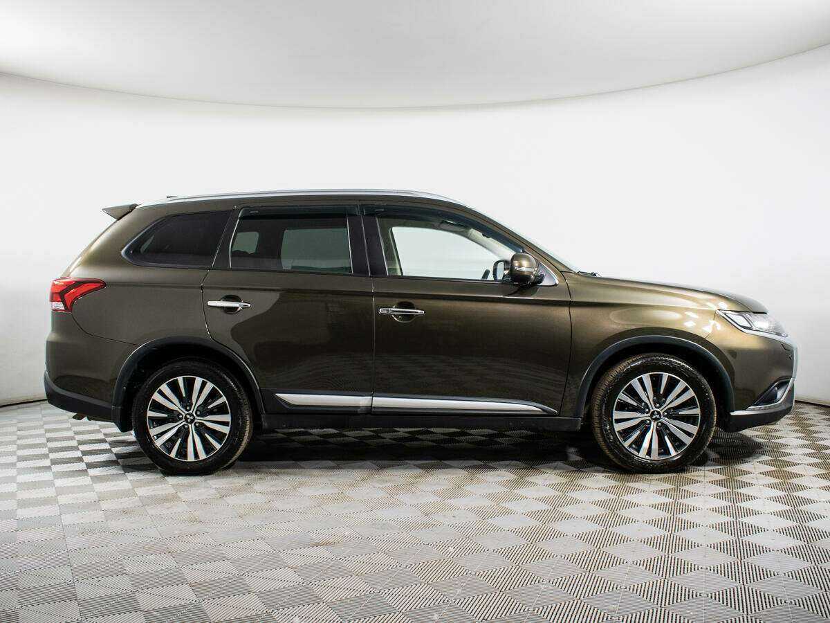 Mitsubishi Outlander, 2018 - фото №1